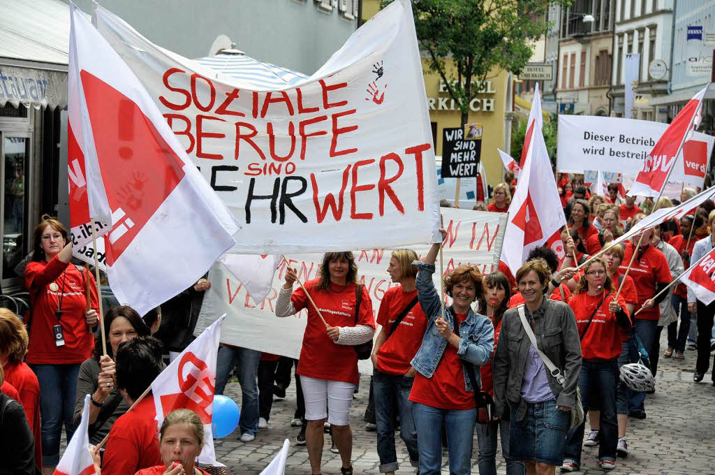 200 Erzieherinnen und Erzieher demonstrieren in Freiburg fr bessere Arbeitsbedingungen.