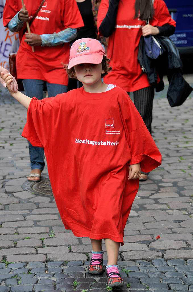 200 Erzieherinnen und Erzieher demonstrieren in Freiburg fr bessere Arbeitsbedingungen.