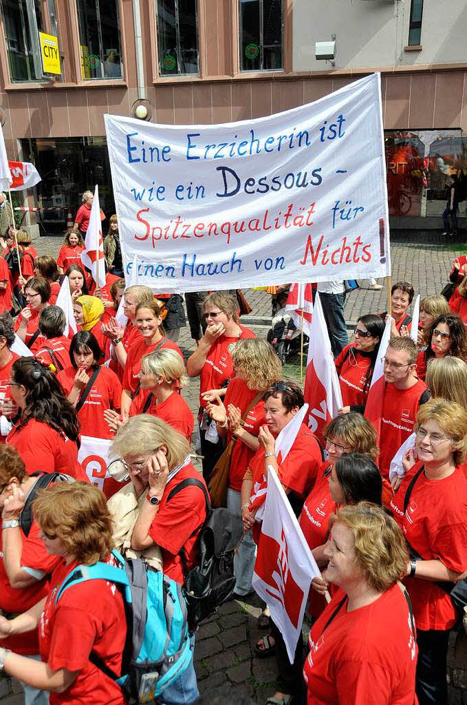 200 Erzieherinnen und Erzieher demonstrieren in Freiburg fr bessere Arbeitsbedingungen.