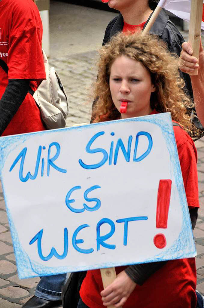 200 Erzieherinnen und Erzieher demonstrieren in Freiburg fr bessere Arbeitsbedingungen.