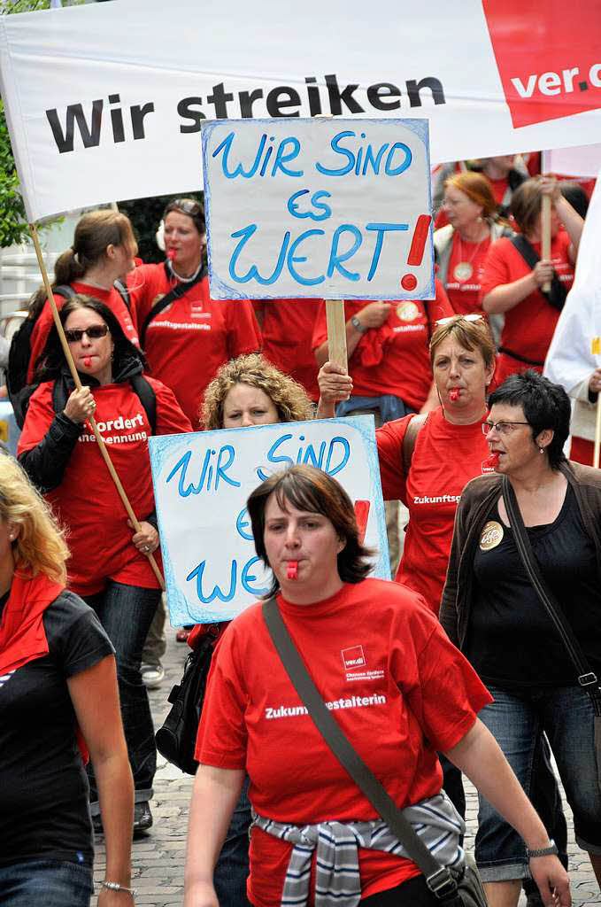 200 Erzieherinnen und Erzieher demonstrieren in Freiburg fr bessere Arbeitsbedingungen.