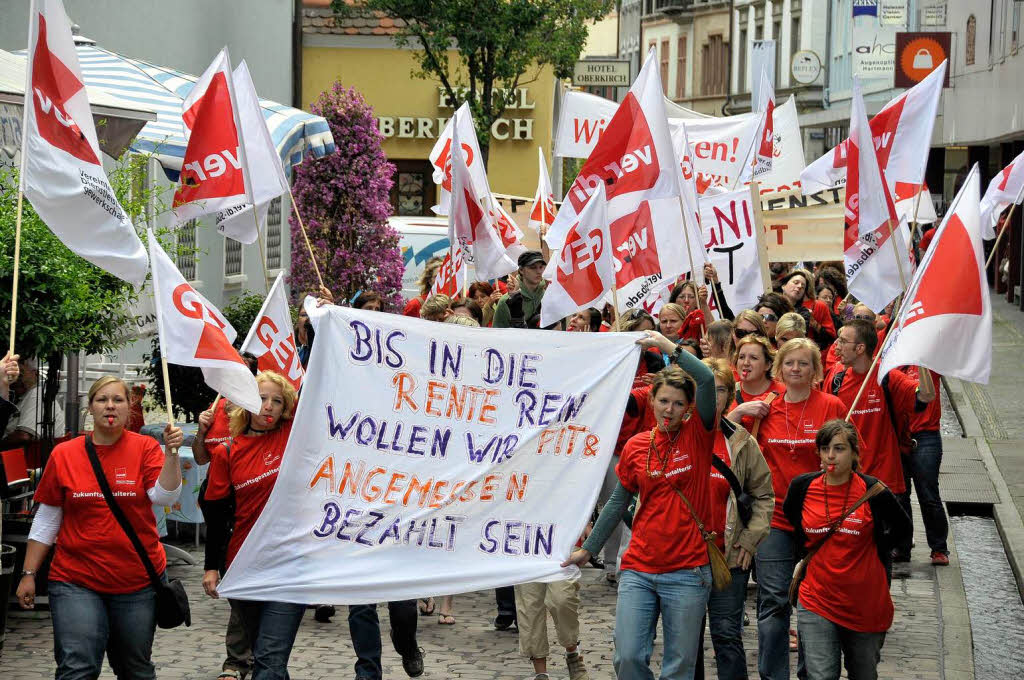 200 Erzieherinnen und Erzieher demonstrieren in Freiburg fr bessere Arbeitsbedingungen.