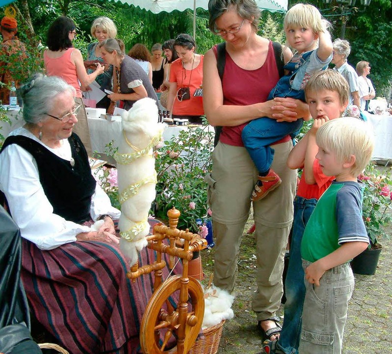 Bestaunt wurde Gretli Vollmer am Spinnrad, die schon Stammgast im Rosenhof ist.  | Foto: Roswitha Frey