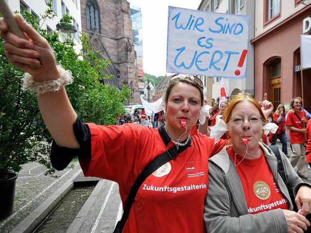 Kita-Erzieherinnen demonstrieren in der Freiburger Innenstadt.  | Foto: Ingo Schneider
