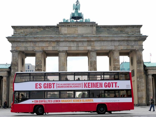 Der Bus der Atheisten vor dem Brandenburger Tor in Berlin  | Foto: dpa