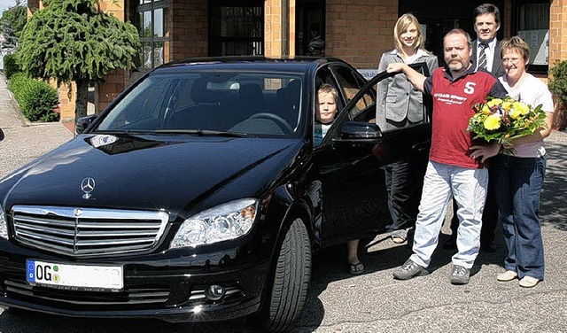 Die  Familie Bissor nahmen von  Bettin...r Volksbank das neue Auto in Empfang.   | Foto: Volksbank