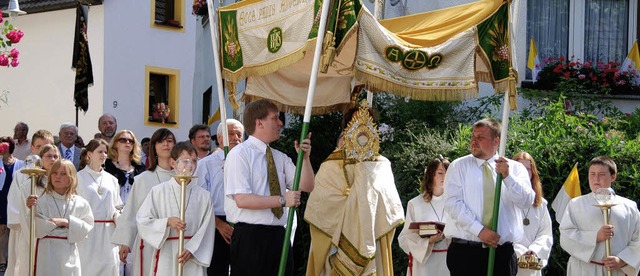Feierliche Prozession: Pfarrer Ekkehar...tner unter dem Baldachin mit Monstranz  | Foto: Roland Vitt