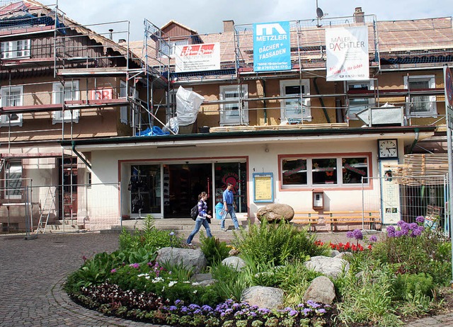 <Bildtext>Das   Bahnhofsgebude in Hin... davor sorgt die Kommune. </Bildtext>   | Foto: Dieter Maurer