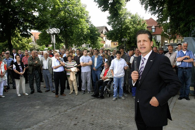 Oberbrgermeister Thorsten Frei spricht gestern zum Richtfest der Donauhallen.   | Foto: Gnter Vollmer