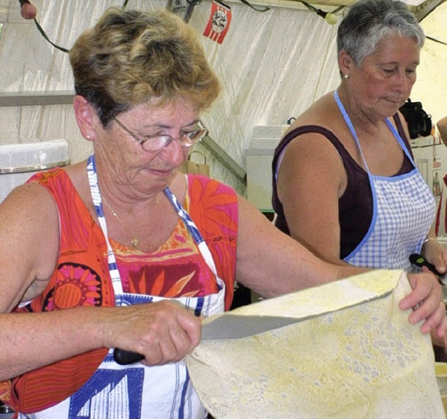 Crpes gibt es am Stand franzsischen Freunde aus Combrit.  | Foto: BZ