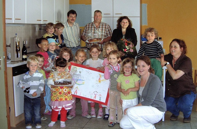 Stolze kleine Bcker bedankten sich be...che samt Backofen  ermglicht haben.   | Foto: Ingrid Jennert