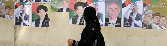 Seit gestern hngen an den Mauern Kabuls die ersten Wahlplakate.  | Foto: afp