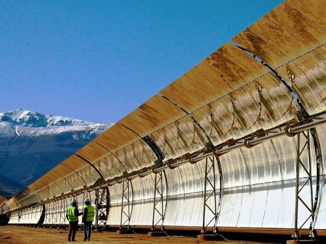 Dieses solarthermische Kraftwerk in Sp...Projekt in Afrika wird es winzig sein.  | Foto: dpa