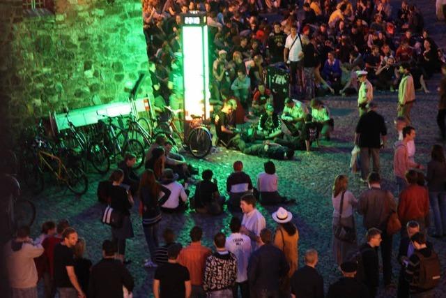 Freiburger Augustinerplatz: Feuer und Bierflaschen gegen die Sule der Toleranz