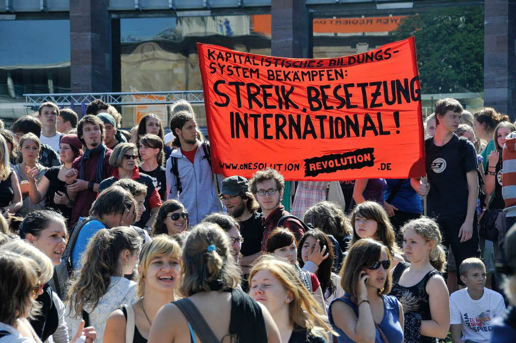 Schler und Studenten demonstrierten in Freiburg gegen die aktuelle Bildungspolitik.