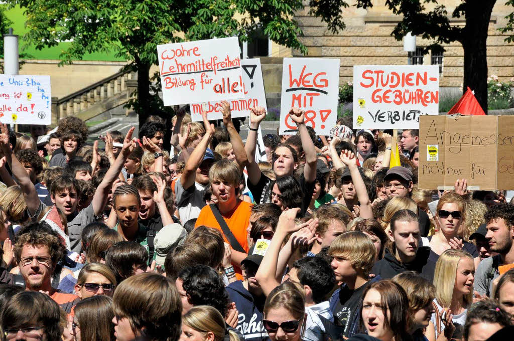 Schler und Studenten demonstrierten in Freiburg gegen die aktuelle Bildungspolitik.