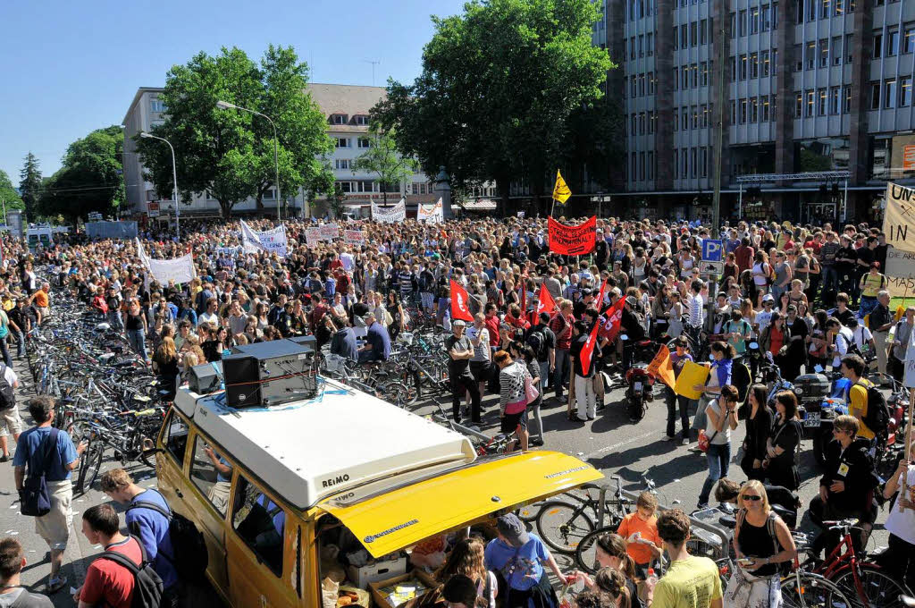 Schler und Studenten demonstrierten in Freiburg gegen die aktuelle Bildungspolitik.