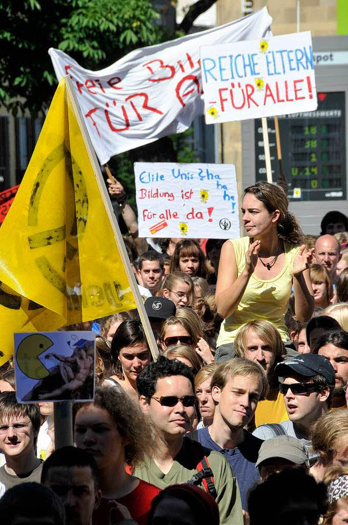 Schler und Studenten demonstrierten in Freiburg gegen die aktuelle Bildungspolitik.