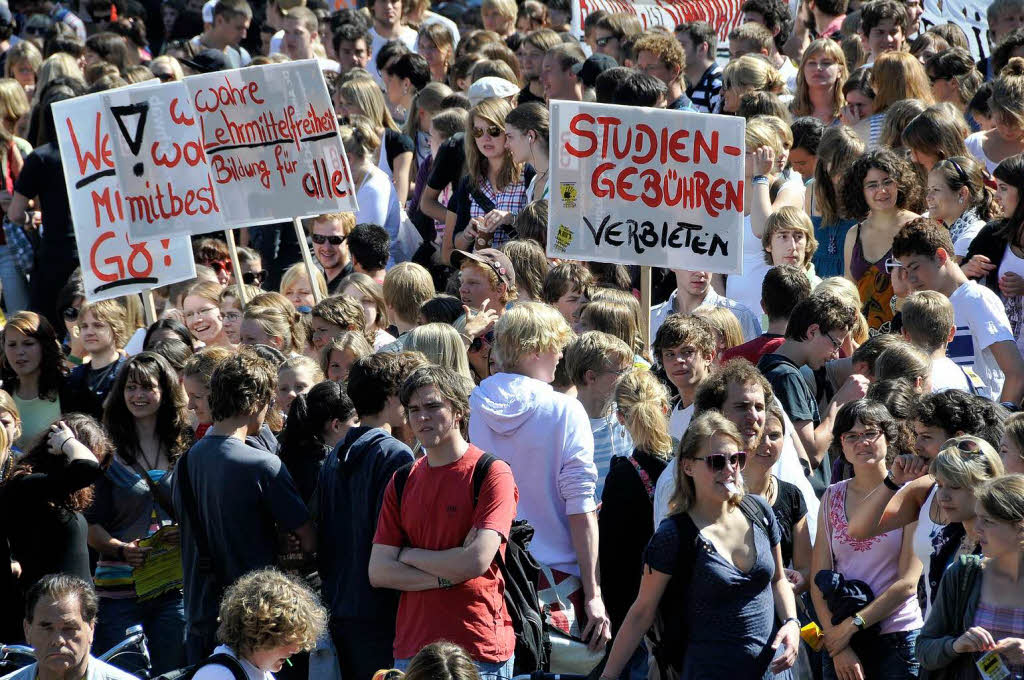 Schler und Studenten demonstrierten in Freiburg gegen die aktuelle Bildungspolitik.