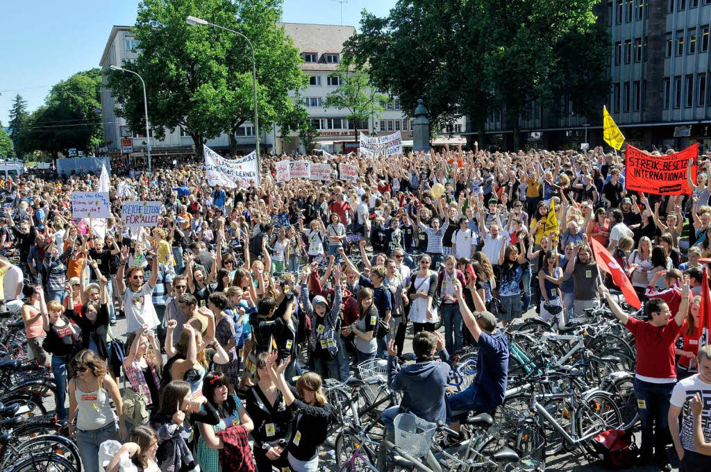 Schler und Studenten demonstrierten in Freiburg gegen die aktuelle Bildungspolitik.