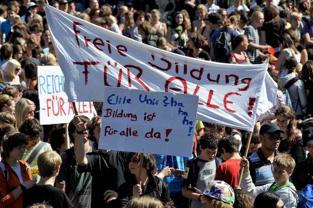 Schler und Studenten demonstrierten in Freiburg gegen die aktuelle Bildungspolitik.