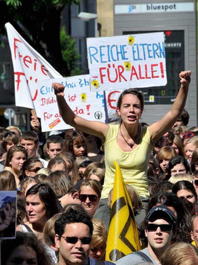 Schler und Studenten demonstrierten in Freiburg gegen die aktuelle Bildungspolitik.