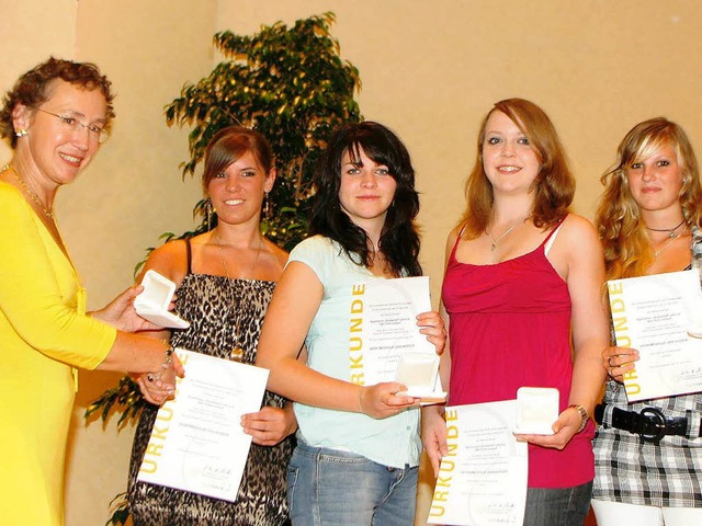 Goldmedaille fr die &#8222;Solidarit...r, Sofia Kucharzewski, Ann-Katrin Beck  | Foto: Heidi Foessel