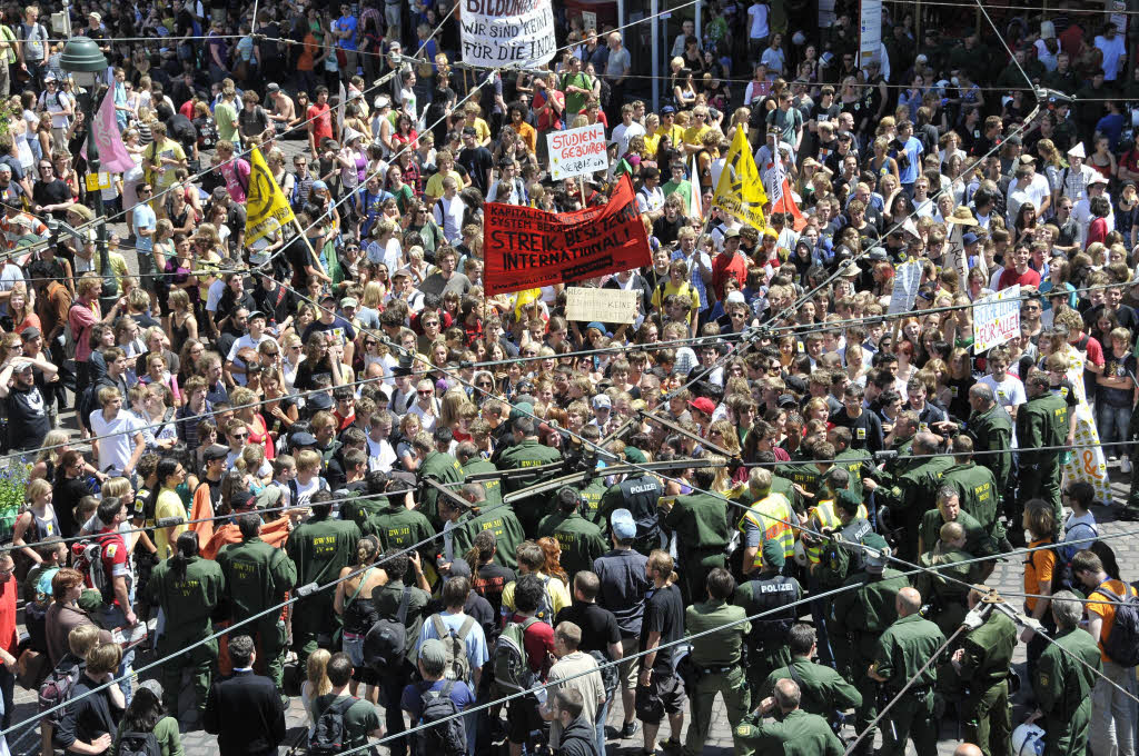 Schler und Studenten demonstrierten in Freiburg gegen die aktuelle Bildungspolitik.