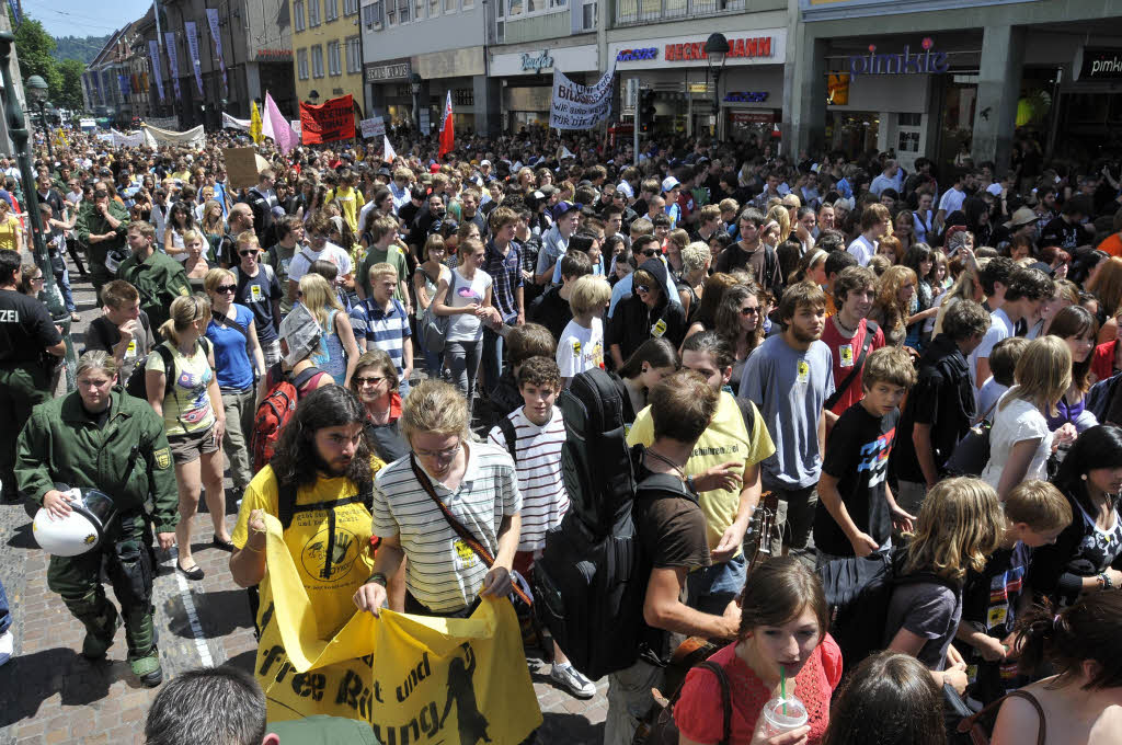 Schler und Studenten demonstrierten in Freiburg gegen die aktuelle Bildungspolitik.