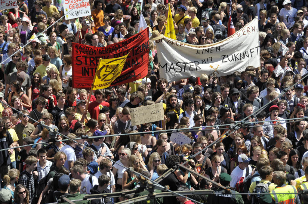 Schler und Studenten demonstrierten in Freiburg gegen die aktuelle Bildungspolitik.