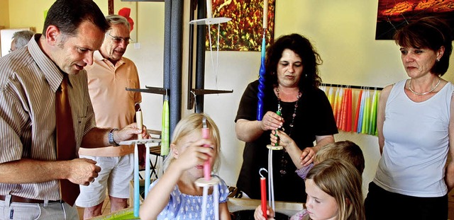 Brgermeister Jrgen Scheiding gratuli...nner und Sabine Jehle   zur Erffnung.  | Foto: Roland Vitt