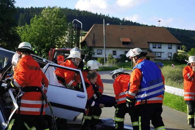 Vorsichtig wurden die Verletzten, gesp...feuerwehr, aus dem Autowrack geborgen.  | Foto: Daniela Jarusel