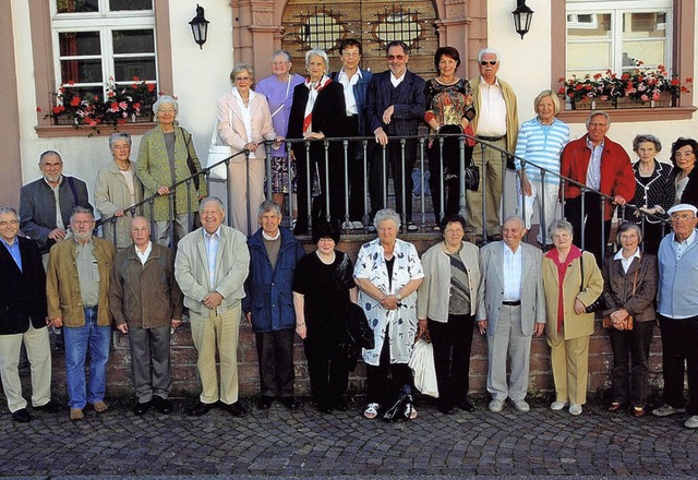 Die Schulkameraden  des Geburtsjahrgan...or dem alten Forsthaus am Kirchplatz.   | Foto: Helmut ringwald