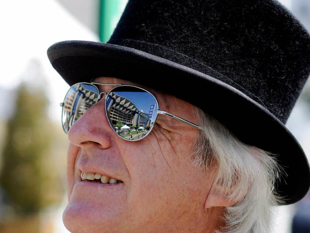 Die Herren in Ascot tragen traditionell Zylinder – gerne auch kombiniert mit einer modernen Sonnenbrille. Die Herren in Ascot tragen traditionell Zylinder – gerne auch kombiniert mit einer modernen Sonnenbrille.