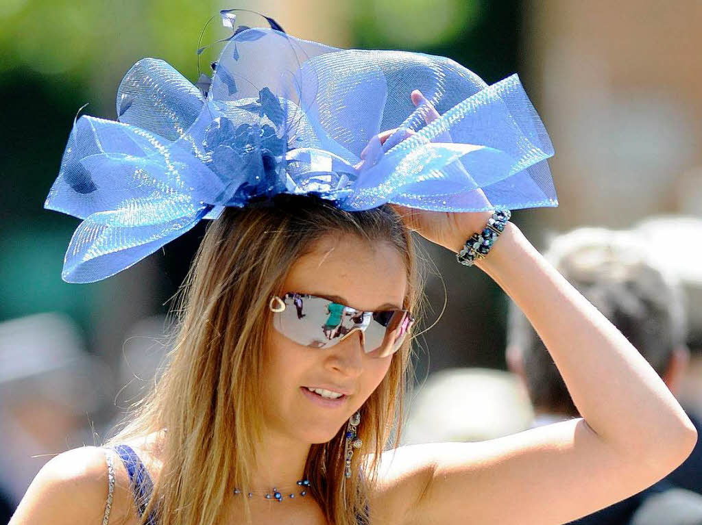 Dieser blaue Hut erinnert irgendwie an eine Schleife aus Geschenkband. Dieser blaue Hut erinnert irgendwie an eine Schleife aus Geschenkband.