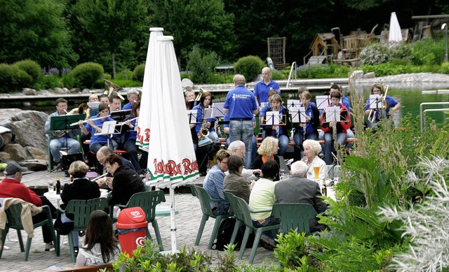 Die Trachtenkapelle Birkendorf spielte...n am Naturena-Badesee in Birkendorf.    | Foto: Chris Seifried