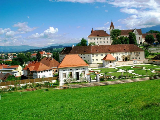 Die Anlage des  Benediktinerstifts  in...restaurierten barocken Klostergarten.   | Foto: privat