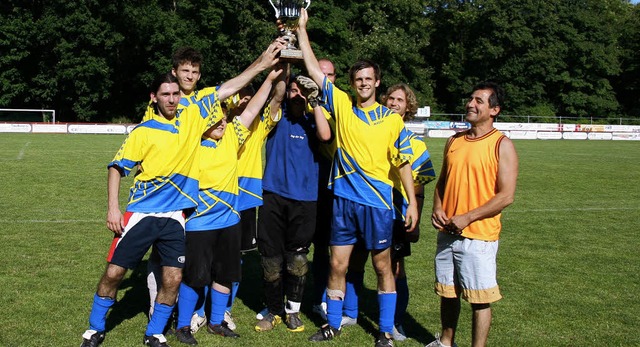 Den begehrten Pokal der  Burkheimer St...e Mannschaft aus der Ober-Mittelstadt.  | Foto: herbert trogus