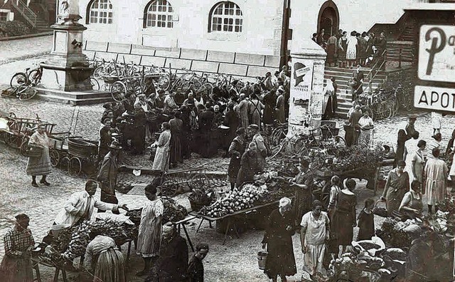 Markttag vor dem Rathaus: So viel Lebe...wieder auf den Marktplatz zurckkehrt.  | Foto: STADT ETTENHEIM