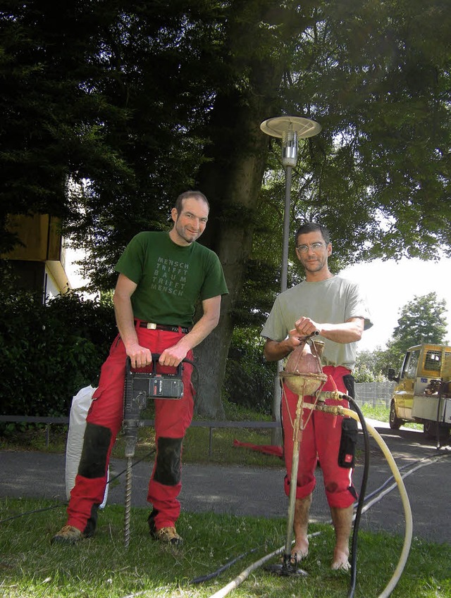 Fred Burri und Andreas Bauer pflegen d...nger Scheffelpark mit Malzkeimdnger.   | Foto: heike armbruster