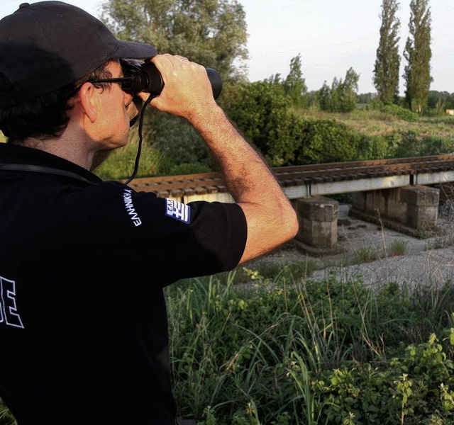 Alles im Blick? Das Fernglas reicht zu...g der EU-Auengrenze  nicht mehr aus.   | Foto: AFP