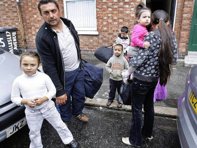 Eine rumnische Familie zieht aus Angs...ikalen aus ihrem Haus in Belfast aus.   | Foto: DPA
