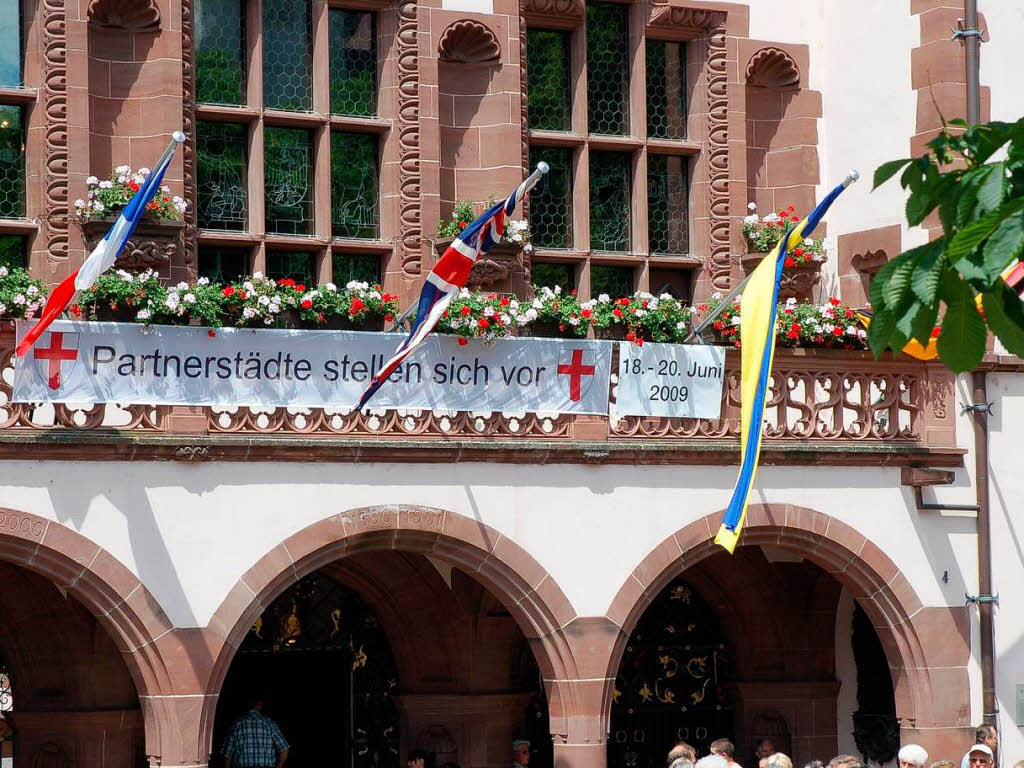 Das Rathaus zeigt Flagge