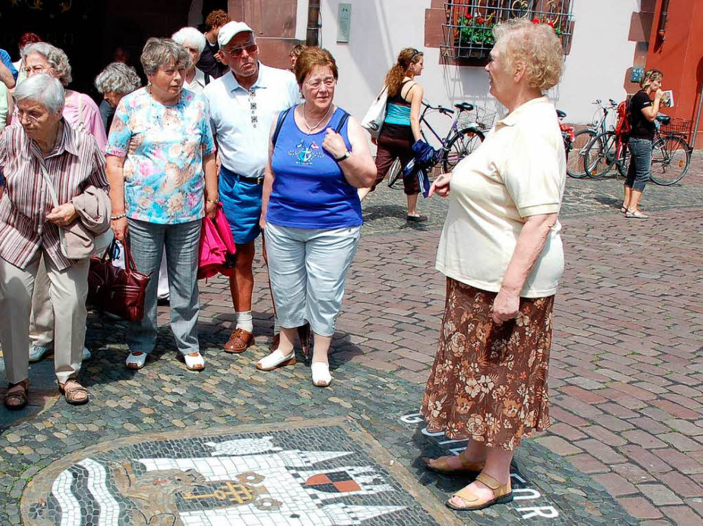 Touristen treffen am Wappen von Guildford auf eine Guildforderin