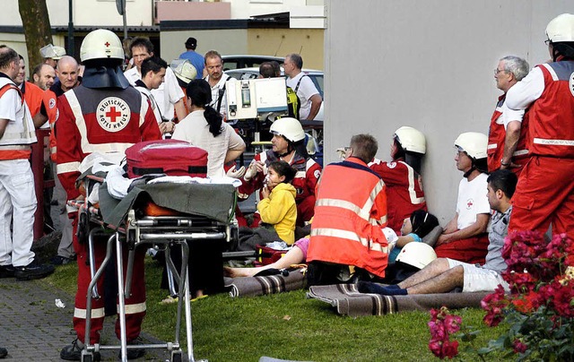 Vor Ort leisteten die Helfer des Roten... den Bewohnern des Hauses Erste Hilfe.  | Foto: wolfgang knstle