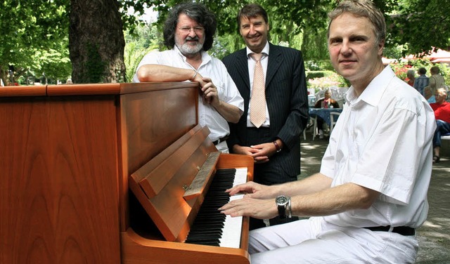 Kapellmeister Tibor Zsts, Rolf Rubsam...reich des Kurhauses zum Einsatz kommt.  | Foto: Martina Faller