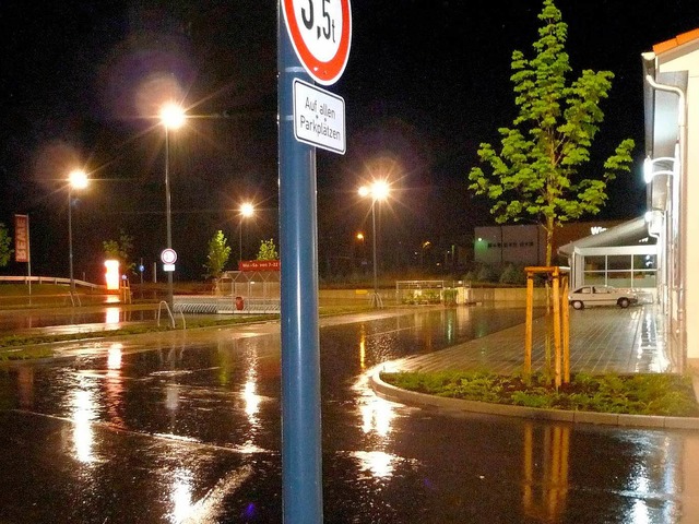 Jede Menge Licht und kein Mensch, dem es ntzt: Parkplatz in Wolfenweiler.   | Foto: astrid guderian