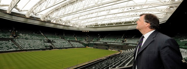 Ian Ritchie, Chef in Wimbledon, betrac...stolz das Dach ber dem Center Court.   | Foto: dpa