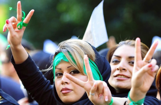 Demonstrantinnen in Teheran. Grn ist die Farbe der Opposition  | Foto: dpa