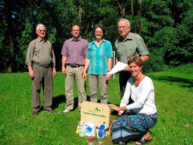 bergabe des Naturlehrkoffers (von lin... Friedmann, Georg Ade, Annette Cramer   | Foto: ulrich kluge
